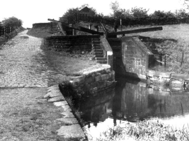 Hollinwood Branch Canal, Waterhouses