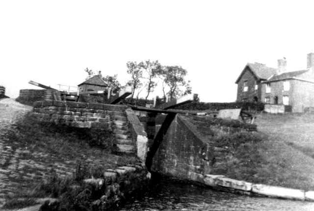 Hollinwood Branch Canal, Waterhouses