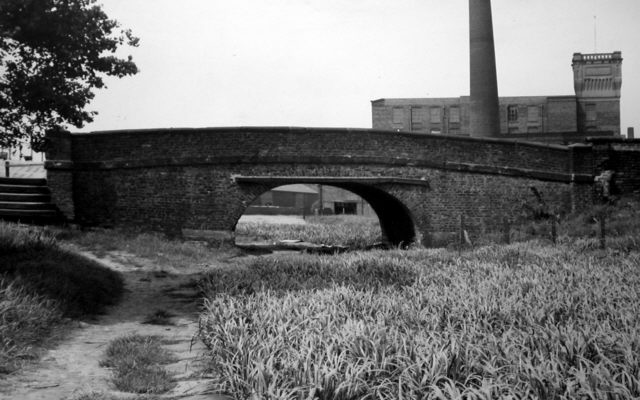 Hollinwood Branch Canal, Street Bridge