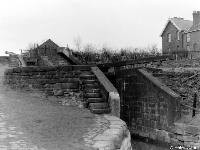 Hollinwood Branch Canal, Waterhouses